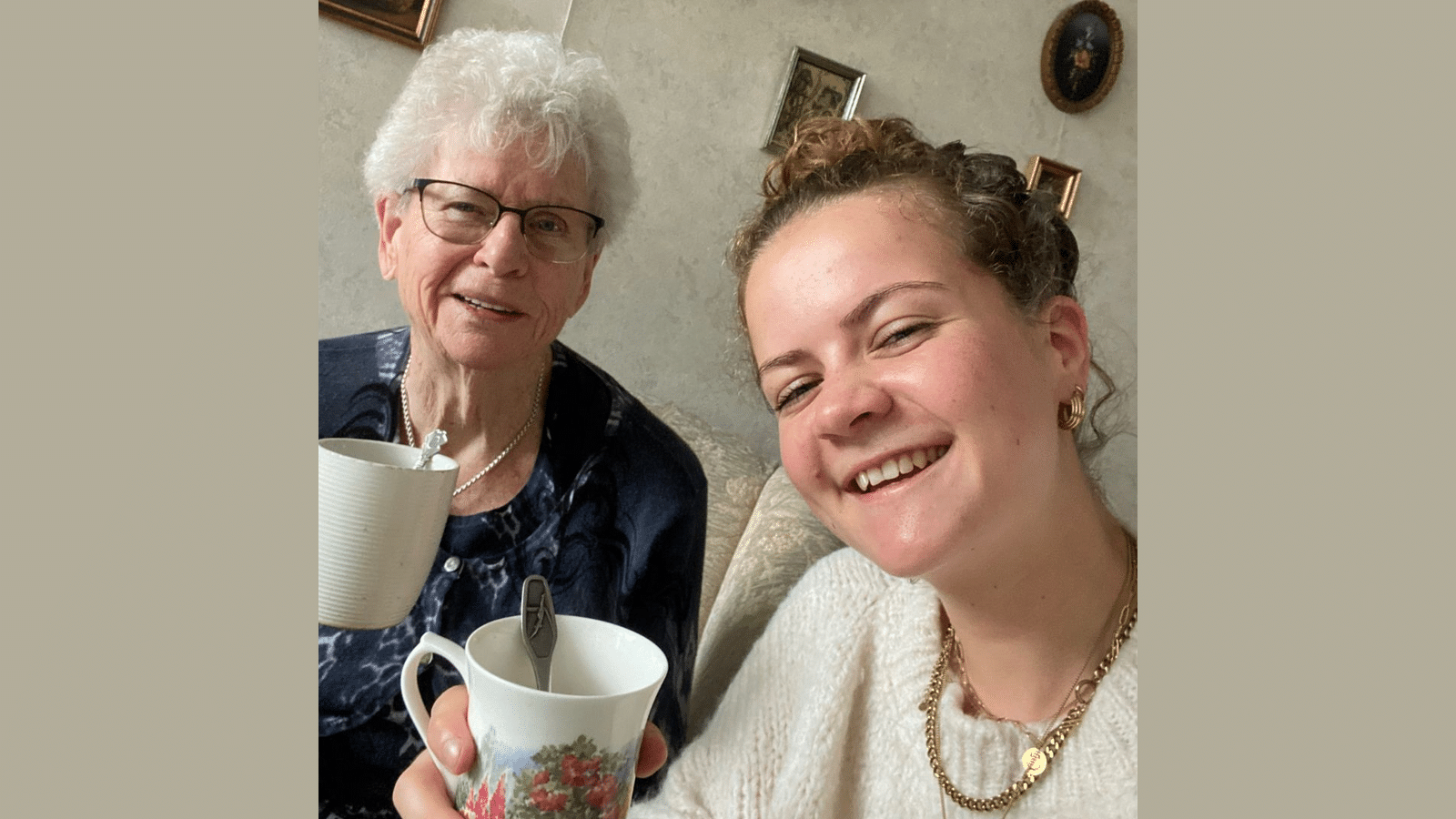 Christine helpt haar maatje Corrie met boodschappen