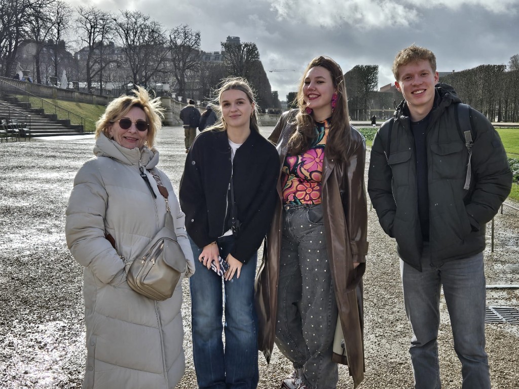 Jongeren en senioren samen in het park tijdens een citytrip