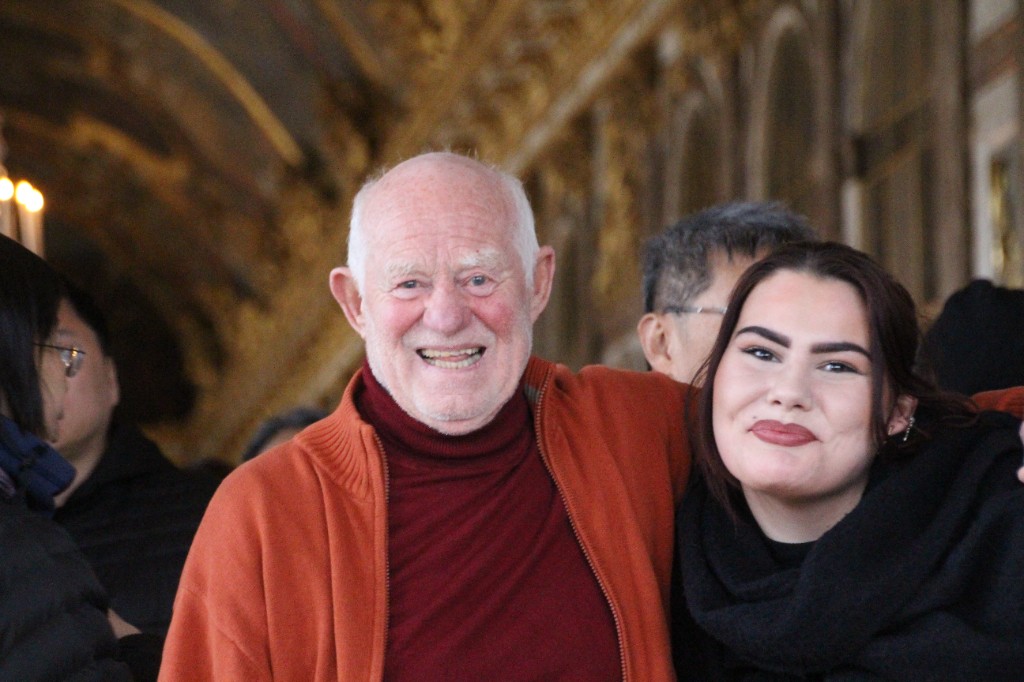 Jongere en senior samen op een citytrip