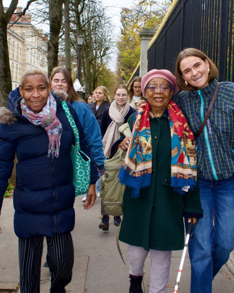 Jongeren en senioren samen op stap tijdens een citytrip