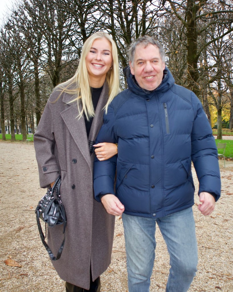 Jongere en senior lopen arm in arm tijdens een citytrip